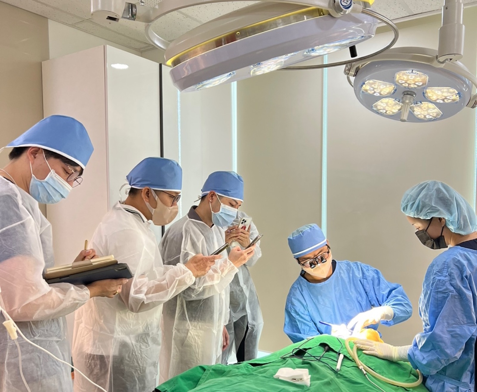 Dr. Youngkee You — live surgery demonstration