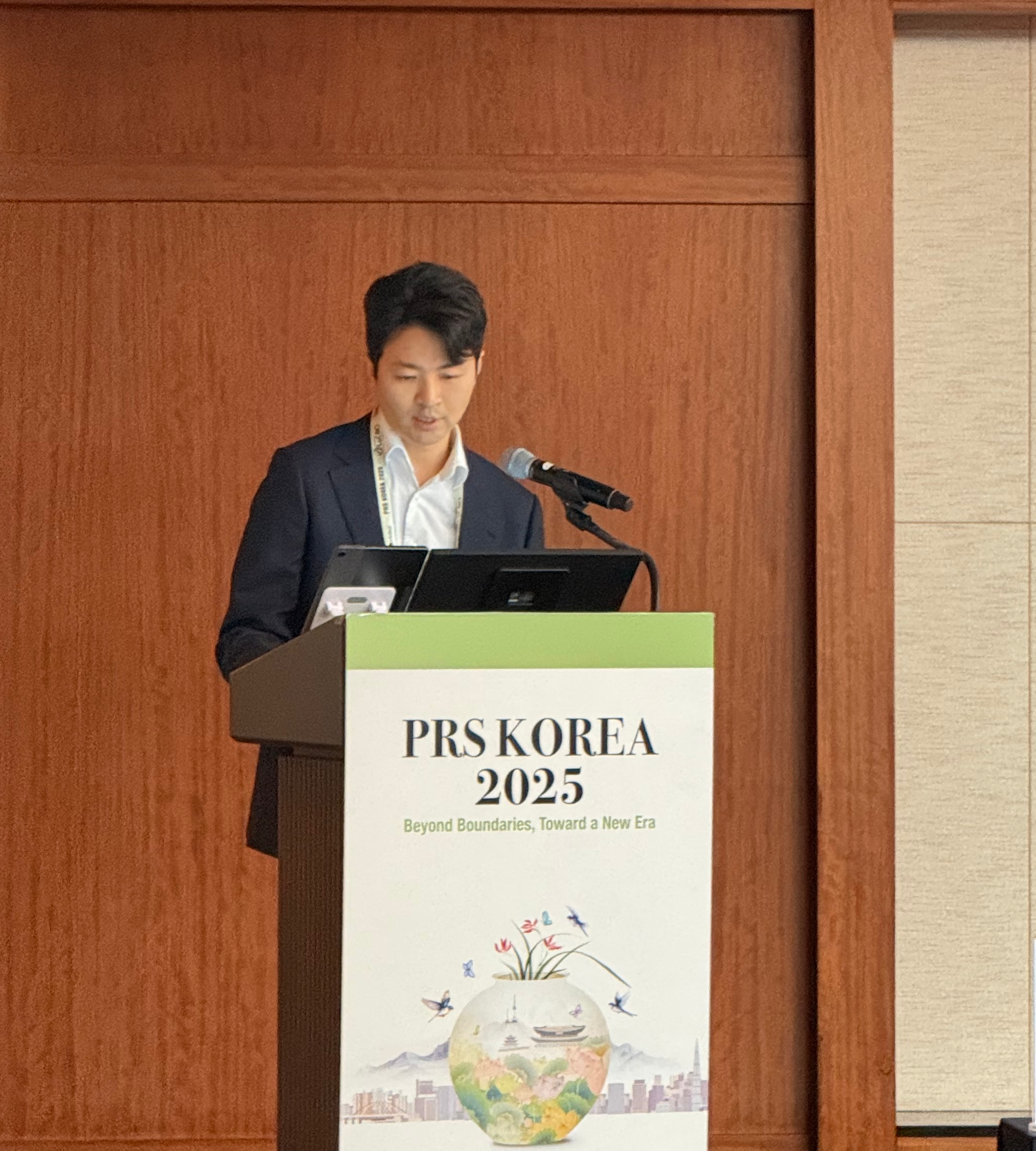 Dr. Youngkee You presenting the 4-Point Continuous Fixation technique at 2025 Korean PRS